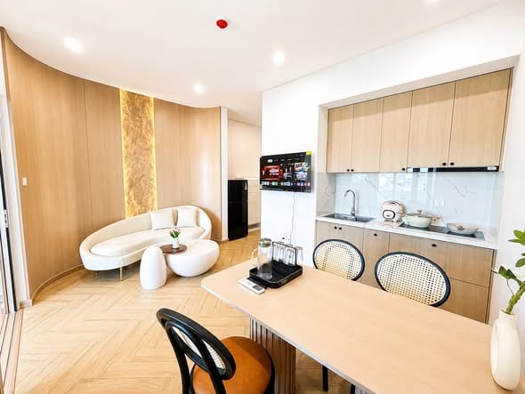 Luxury 1-bedroom Apartment with Pool - Le Huu Khanh — 1BR fully furnished (photo 1)