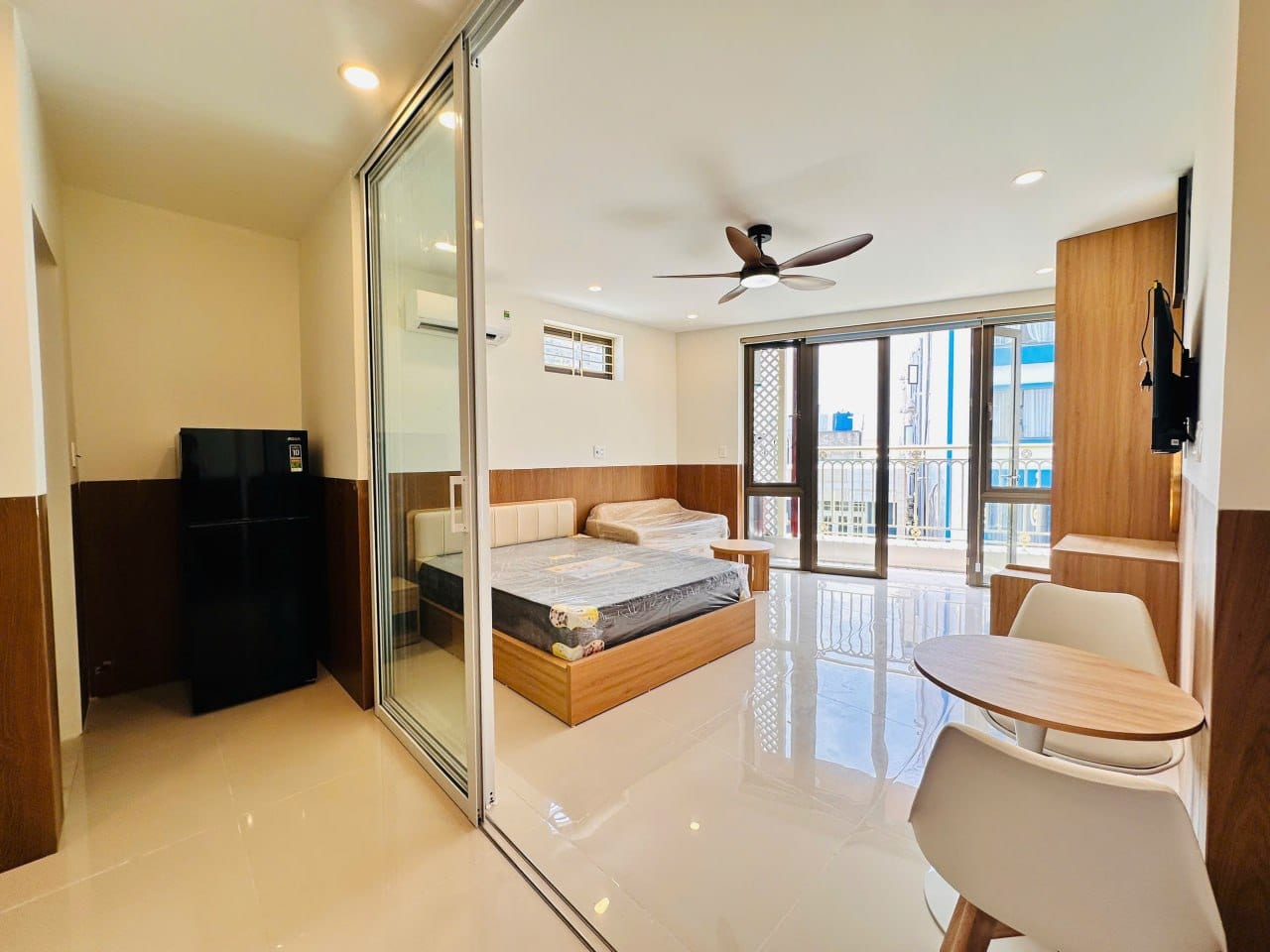 Brand-new 1br Apartment with Balcony - My Khe — 1BR fully furnished (photo 1)