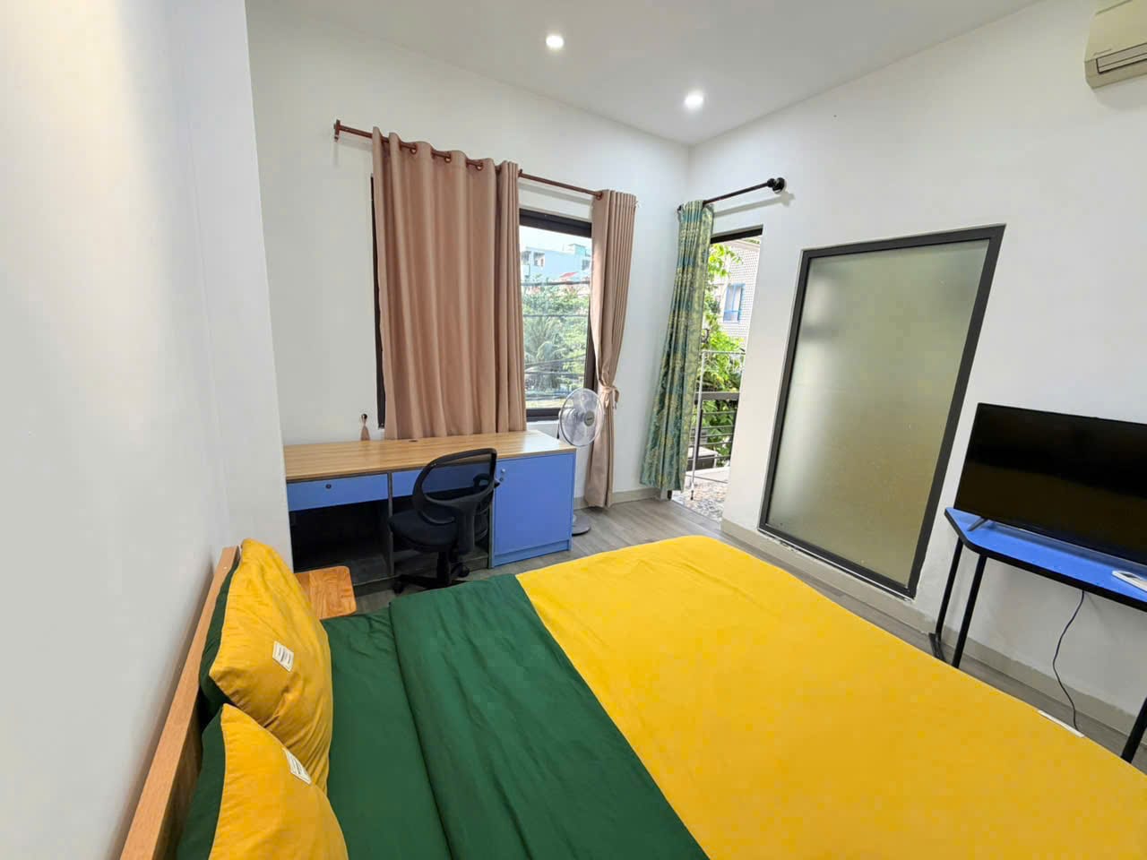 Spacious 1br Apartment with Private Laundry - Ngu Hanh Son — 1BR fully furnished (photo 1)