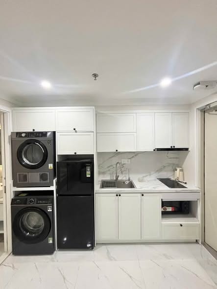 1br Elegant White-tone Apartment with Private Laundry - My An — 1BR fully furnished (photo 1)