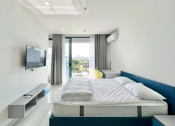 Apartment 2nd Floor with Ocean View Balcony - Vuong Thua Vu — 1BR fully furnished (photo 1)