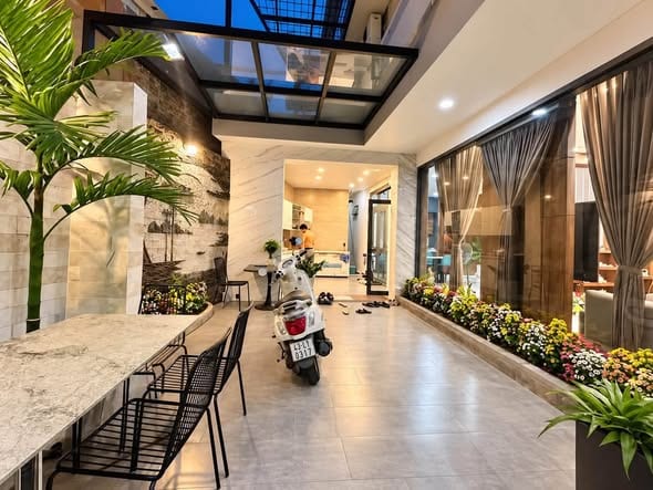 Modern 3-story Townhouse - Hoa Minh — 3BR fully furnished (photo 1)