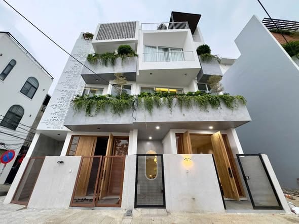 4br Townhouse with Rooftop Bbq - Nam Viet A — 4BR fully furnished (photo 1)